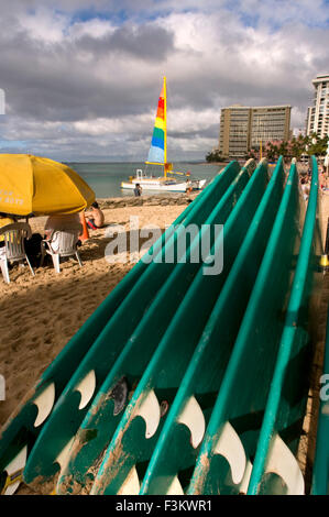 Surfbretter am Strand von Waikiki Beach. O' ahu. Hawaii. Waikiki ist berühmt für seine Strände und jedes Zimmer ist nur zwei oder th Stockfoto