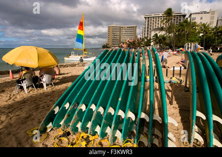 Surfbretter am Strand von Waikiki Beach. O' ahu. Hawaii. Waikiki ist berühmt für seine Strände und jedes Zimmer ist nur zwei oder th Stockfoto