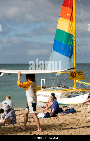 Surfer am Strand von Waikiki Beach. O' ahu. Hawaii. Waikiki ist berühmt für seine Strände und jedes Zimmer ist nur zwei oder drei Stockfoto