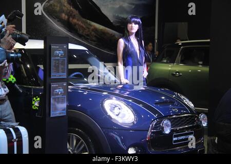 Hanoi. 9. Oktober 2015. Foto aufgenommen am 9. Oktober 2015 zeigt Mini Cooper S 5 Türer ausgestellt auf der Vietnam International Motor Show 2015 in Hanoi, Vietnam. Vietnam International Motor Show 2015 offiziell startete hier am Freitag. Dies ist die erste exklusive Ausstellung von neun offiziellen Automobil-Importeure, darunter Audi, BMW, Jaguar, Land Rover, Luxgen, MINI, Porsche, Renault und BAIC statt. © Le Yanna/Xinhua/Alamy Live-Nachrichten Stockfoto