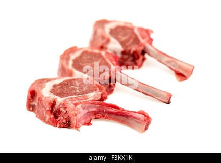 Isolierte Lammkotelett Makro ungekocht auf weiß Stockfoto