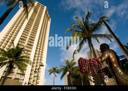 Statue von Duke Kahanamoku, der Vater der Brandung, die den echten Sport populär. Waikiki Beach. O' ahu. Hawaii. Waikiki Avenue. Duk Stockfoto