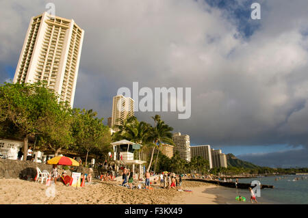 Strand von Waikiki Beach. O' ahu. Hawaii. Waikiki ist berühmt für seine Strände und jedes Zimmer ist nur zwei oder drei blocks entfernt fr Stockfoto