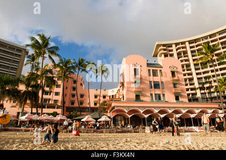 Royal Hawaiian Hotel Waikiki, Hawaii, USA. Die rosa Royal Hawaiian Hotel am Strand von Waikiki. Hawaii Hawaii Honolulu Waikiki Beach Pazifik Kuhio Beach Park Royal Hawaiian rosa Hotel Waterfront Sonnenanbeter Sand Schwimmer Badegäste Waikiki Bucht. Stockfoto