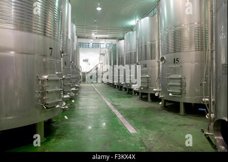 Weinbau industriellen Penicillin in einem Stahlfässern Stockfoto