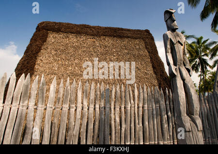 Pu'uhonua O Honaunau National Historic Park, Hale O Keawe rekonstruiert Tempel mit Holzschnitzereien, South Kona Coast, Big Island. Stockfoto