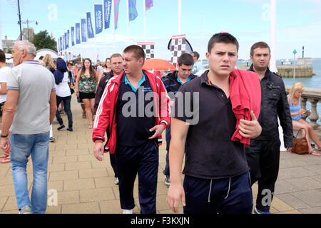 Zuschauer Yacht Racing, Shore Kulissen Unterhaltungen, Bands, Yacht Club, 2015, Cowes Week, Isle Of Wight, England, UK, Stockfoto