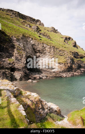 Höhlen unter den Ruinen von Tintagel Castle Cornwall England UK Stockfoto