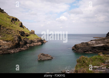 Ansicht, zu der Atlantik von The robuste Küste bei Tintagel Castle Cornwall England UK Stockfoto