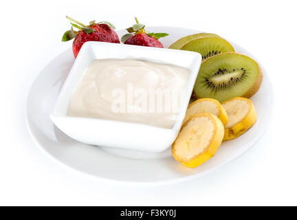 Isolierte Schale Joghurt mit frischen Erdbeeren, Kiwi und Bananen gegen weiß Stockfoto