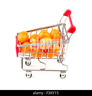 Seitenansicht des orange Traube Tomaten im Warenkorb Stockfoto