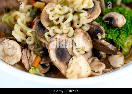 Makroaufnahme einer japanischen Ramen-Nudeln mit Gemüse und Brühe Stockfoto