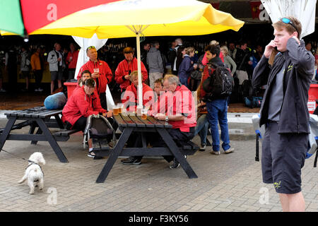 Cowes Week, 2015, Isle Of Wight Yacht Crew im Regen Mann am Telefon Hund Yacht Haven Cowes Week, 2015, Isle Of Wight Menschen Touristen Urlauber im Regen Regenschirm Yacht Racing, Shore Unterhaltungen, Bands, Yachtclub Kulissen, 2015, Cowes Week, Isle Of Wight, England, UK, Stockfoto