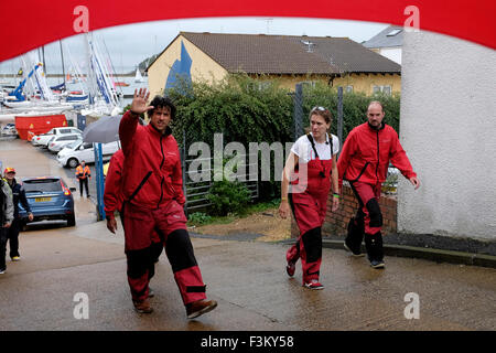 Cowes Week, 2015, Isle Of Wight Yacht Crew im Regen Mann am Telefon Hund Yacht Haven Cowes Week, 2015, Isle Of Wight Menschen Touristen Urlauber im Regen Regenschirm Yacht Racing, Shore Unterhaltungen, Bands, Yachtclub Kulissen, 2015, Cowes Week, Isle Of Wight, England, UK, Stockfoto