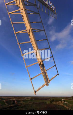 Blick über die Sümpfe bei Cley-Next-the-Sea von Cley Windmühle an der North Norfolk-Küste. Stockfoto