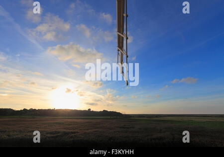 Blick über die Sümpfe bei Cley-Next-the-Sea von Cley Windmühle an der North Norfolk-Küste. Stockfoto