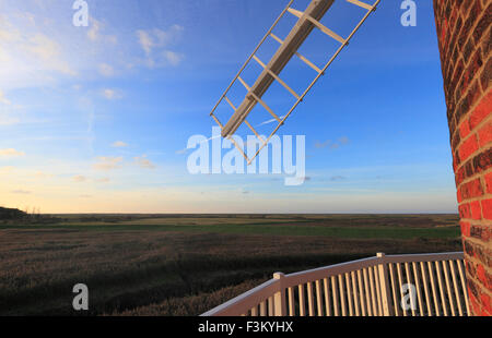 Blick über die Sümpfe bei Cley-Next-the-Sea von Cley Windmühle an der North Norfolk-Küste. Stockfoto