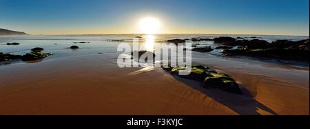 Portugal, Algarve: Malerische Sonnenuntergang in Panoramaansicht Stockfoto