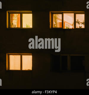 Wohnungen, Windows, Lichter, Betonblöcke in der Nacht in Rumänien, Panel Häuser im Kommunismus gebaut. Städtischen Nachtaufnahmen. Stockfoto