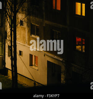 Wohnungen, Windows, Lichter, Betonblöcke in der Nacht in Rumänien, Panel Häuser im Kommunismus gebaut. Städtischen Nachtaufnahmen. Stockfoto