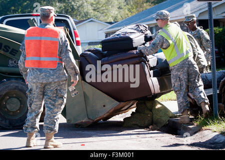 South Carolina, USA. 8. Oktober 2015. South Carolina Army National Guard Soldaten helfen mit Aufräumen folgenden massiven Überschwemmungen 8. Oktober 2015 in Summerville, South Carolina. Stockfoto