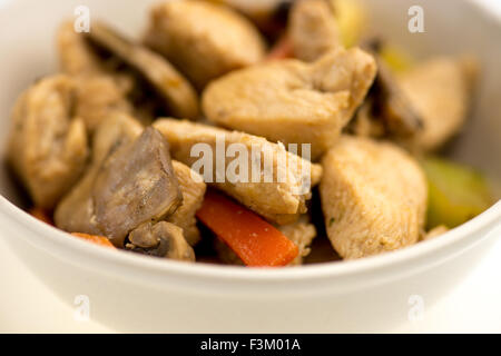 Nahaufnahme von Hähnchen-Pfanne mit Champignons, Brokkoli und Paprika Stockfoto