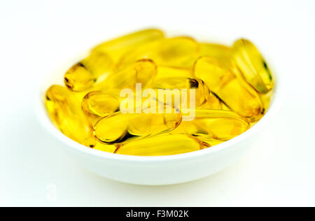 Nahaufnahme des gelben Omega-3 Fischölkapseln Stockfoto