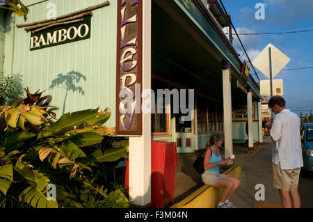 Kohala Bamboo Restaurant und Bar in Hawi.  Hawi ist die nördlichste Stadt. Holzhäuser in kräftigen Farben gemalt verwandeln Sie in Stockfoto