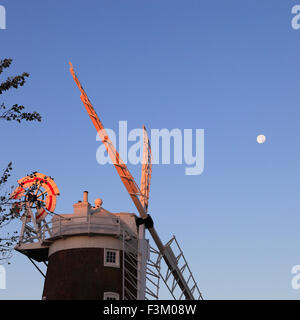 Cley Windmühle bei Cley als nächstes das Meer auf die Küste von North Norfolk in der Dämmerung mit dem Mond. Stockfoto