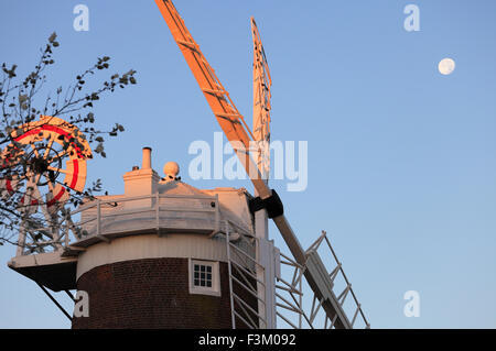 Cley Windmühle bei Cley als nächstes das Meer auf die Küste von North Norfolk in der Dämmerung mit dem Mond. Stockfoto