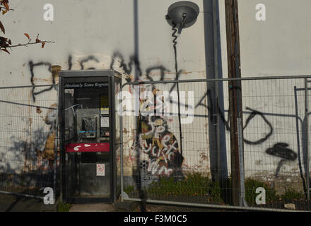 Cheltenham, Gloucs, UK. 9. Dezember 2015. Banksy ist GCHQ "Spion Stand" in Cheltenham ist verwüstet, mit "Dismaland es übermalt, Straßenkunst vom Welt-berühmten Graffiti-Künstler Banksy hat mehrere Angriffe seit dem erscheinen im April 2014 einschließlich Versuch zu kaufen und es zu entfernen und verkaufen von Bank Robber Gallery, Mayfair und mehrere andere Graffiti-Attacken gelitten. Ironischerweise ist der Street Art von anti-Graffiti-Beschichtung geschützt. Bildnachweis: Jules Annan/Alamy Live News Stockfoto