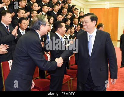 (151009)--Peking, 9. Oktober 2015 (Xinhua)--Zhang Dejiang (R, vorne), Vorsitzender der China der nationalen Volksarmee Kongress (NPC) ständigen Ausschusses, trifft sich mit einer Delegation der Sicherheitsorgane der Hong Kong Special Administrative Region (HKSAR), in Peking, Hauptstadt von China, 9. Oktober 2015. (Xinhua/Xie Huanchi) (Mcg) Stockfoto
