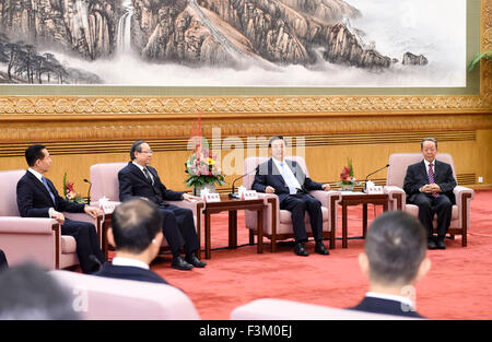 (151009)--Peking, 9. Oktober 2015 (Xinhua)--Zhang Dejiang (2. R), Vorsitzender der China der nationalen Volksarmee Kongress (NPC) ständigen Ausschusses, trifft sich mit einer Delegation der Sicherheitsorgane der Hong Kong Special Administrative Region (HKSAR), in Peking, Hauptstadt von China, 9. Oktober 2015. (Xinhua/Xie Huanchi) (Mcg) Stockfoto