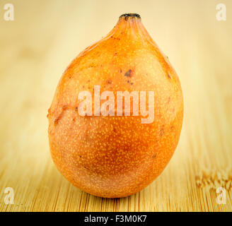 Einzelne Achacha Obst auf hölzernen Hintergrund Stockfoto