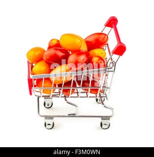 Bunte Reihe von kleinen Trauben Tomaten im Einkaufswagen isoliert auf weiss Stockfoto