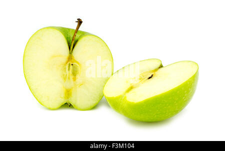 Gehackte Hälften des frischen organischen grünen Granny Smith Apfel Stockfoto