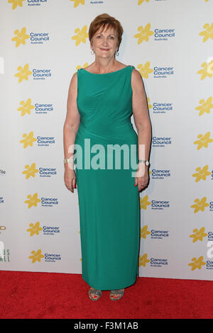 Sydney, Australien. 9. Oktober 2015. Cancer Council Australia CEO Sanchia Aranda kommt auf dem roten Teppich in Cancer Council Australia Smaragde & Ivy Ball in Sydney Town Hall. Bildnachweis: Richard Milnes/Alamy Live-Nachrichten Stockfoto