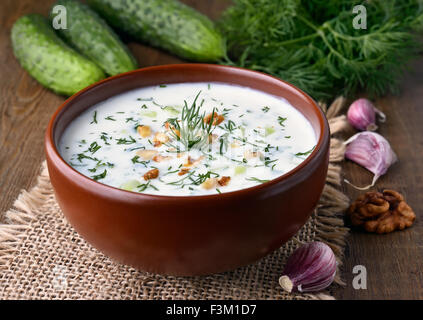 Kalte Suppe mit Joghurt, Gurke und Walnüssen Stockfoto