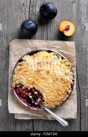 Pflaumen crumble Pie, Ansicht von oben Stockfoto