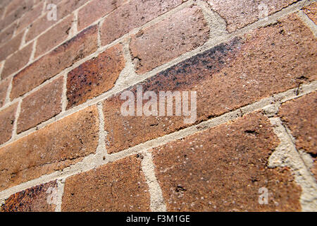 Schmutzige Grunge orange Wand nach oben Perspektive in Sydney, Australien Stockfoto