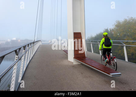 Radfahrer zu Fuß und die Brücke über den Fluss Themse, Christchurch Brücke, Reading, Berkshire, England, GB, UK Stockfoto