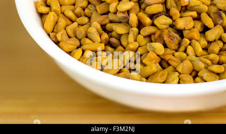 Makro Nahaufnahme von Bockshornklee in Schüssel weiß Stockfoto