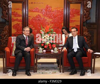 (151009)--Peking, 9. Oktober 2015 (Xinhua)--der chinesische Ministerpräsident Li Keqiang (R, vorne) trifft sich mit Minister of Foreign Affairs of Thailand Don Pramudwinai in Peking, Hauptstadt von China, 9. Oktober 2015. (Xinhua/Pang Xinglei) (Mcg) Stockfoto