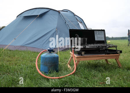 Gasflasche verwendet wird, während für Herd camping Stockfoto