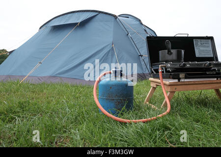 Gasflasche verwendet wird, während für Herd camping Stockfoto