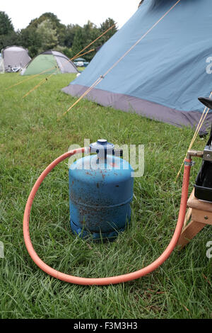 Gasflasche verwendet wird, während für Herd camping Stockfoto