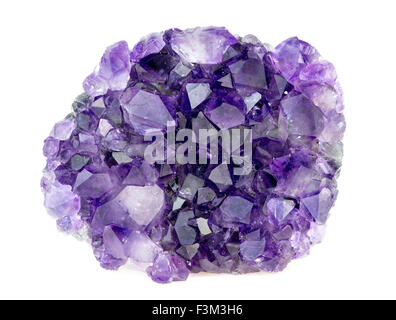 Schöne natürliche lila Amethyst Geode Kristalle Edelstein isoliert auf weiss Stockfoto