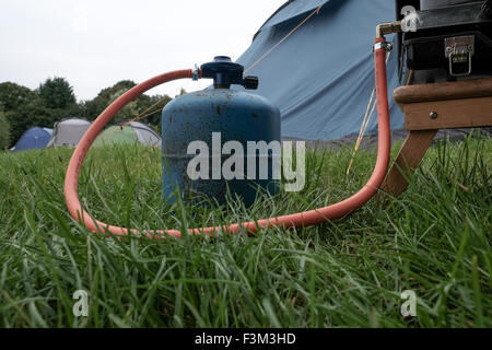 Gasflasche verwendet wird, während für Herd camping Stockfoto