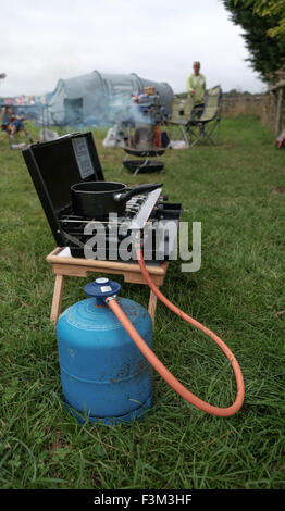 Gasflasche verwendet wird, während für Herd camping Stockfoto