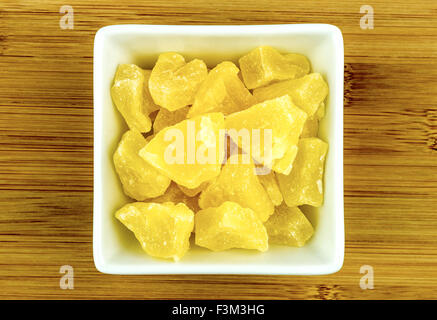 Getrocknete kandierte Ananas in Schüssel Stockfoto